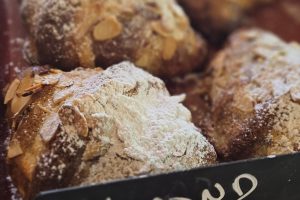 Almond crossiant